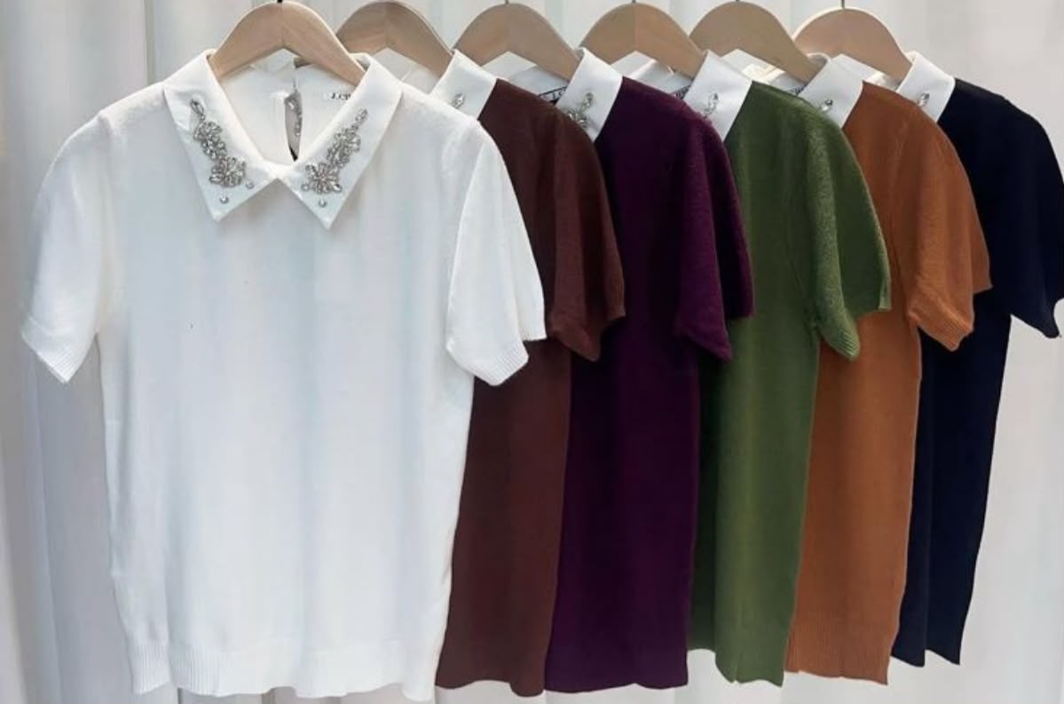 BLUSA DETALHES EM PEDRAS NA GOLA